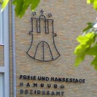 19650_P5200018 Hamburg Wappen an der Fassade vom Bezirkamt Hamburg Nord. | Flaggen und Wappen in der Hansestadt Hamburg